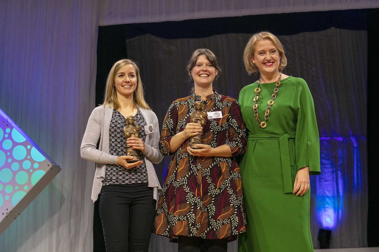 Jessika Komina und Sandra Knuffinke zusammen mit Lisa Paus (c) AKJ / Sebastian Kissel