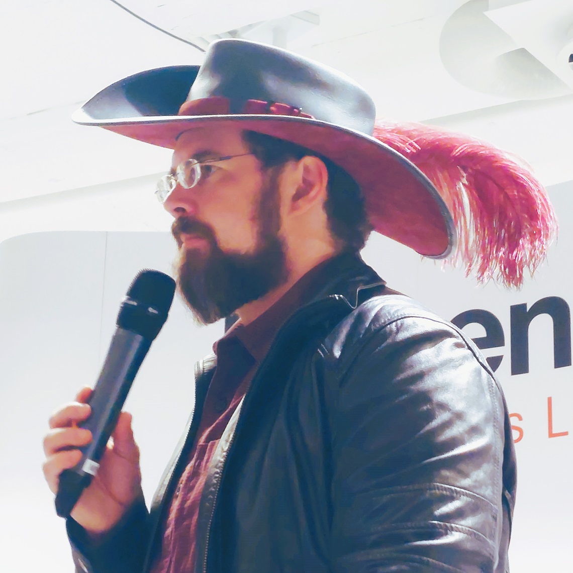 Christopher Paolini talking to his audience at the reading event in Munich (c) Michael Stierstorfer