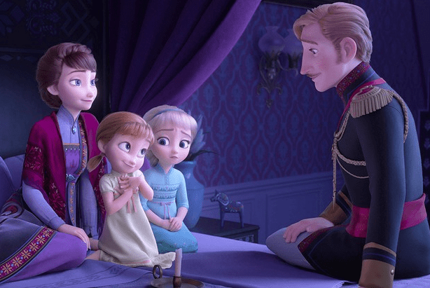 Die Prinzessinnen Anna und Elsa sitzen als kleine Kinder, glücklich lächelnd, mit ihren noch lebenden Eltern zusammen