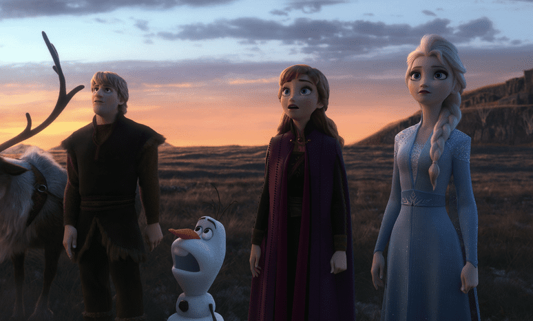 Anna und Elsa stehen mit Kristoff und Olaf in der kargen Landschaft rund um Arendelle