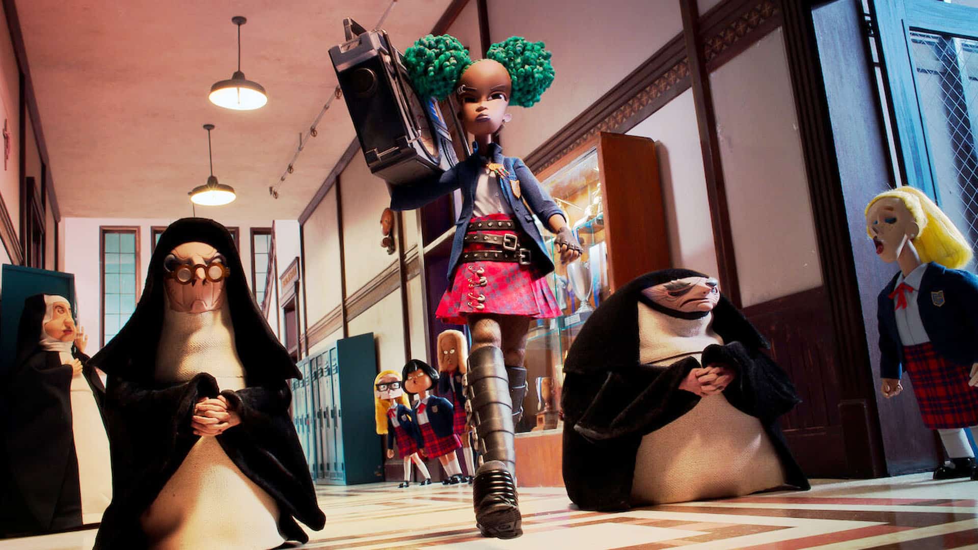 Die rebellische Kat läuft mit dem von ihrem Vater geerbten Ghettoblaster über den Flur des katholischen Internats, eskortiert von zwei verhutzelten Nonnen in Tracht. (c) Netflix.
