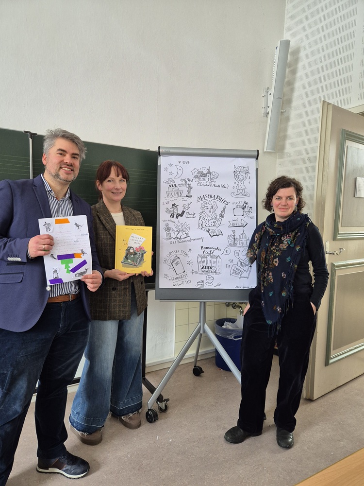 Marie Geissler (3.v.l.) zusammen mit Veronika Wiggert und Michael Stierstorfer bei einer Lesung über Mascha Kaléko am Gymnasium Schäftlarn bei München