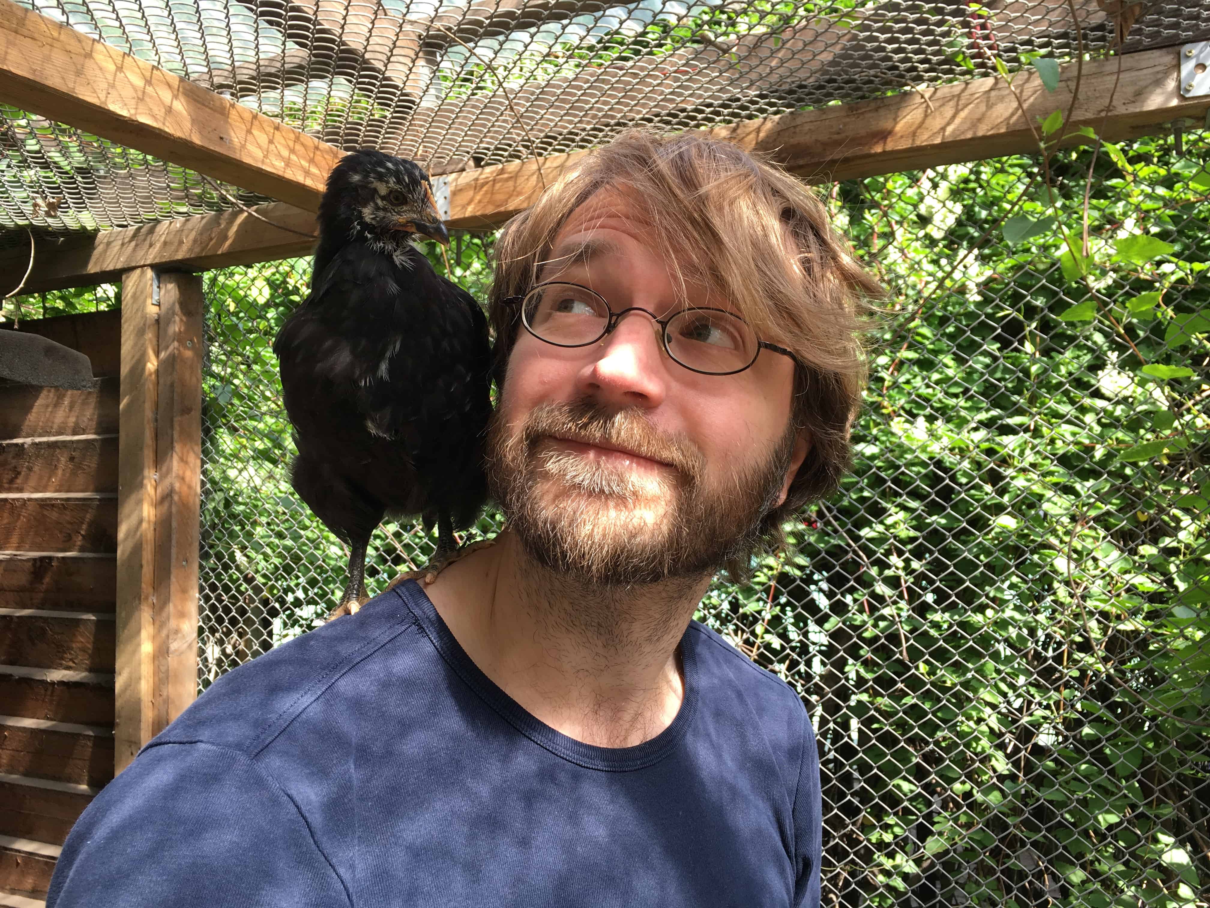 Sebastian Meschenmoser mit schwarzem Huhn auf der Schulter, (c) Sebastian Meschenmoser