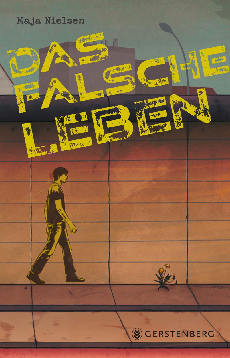 Dargestellt ist eine große Mauer, die das Bild bestimmt; davor geht eine Figur entlang.